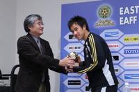 トロフィーを授与される岡崎選手